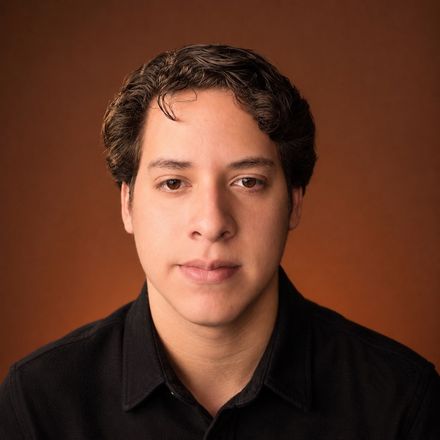Retrato de Sebastián Lobo sobre fondo ámbar.
